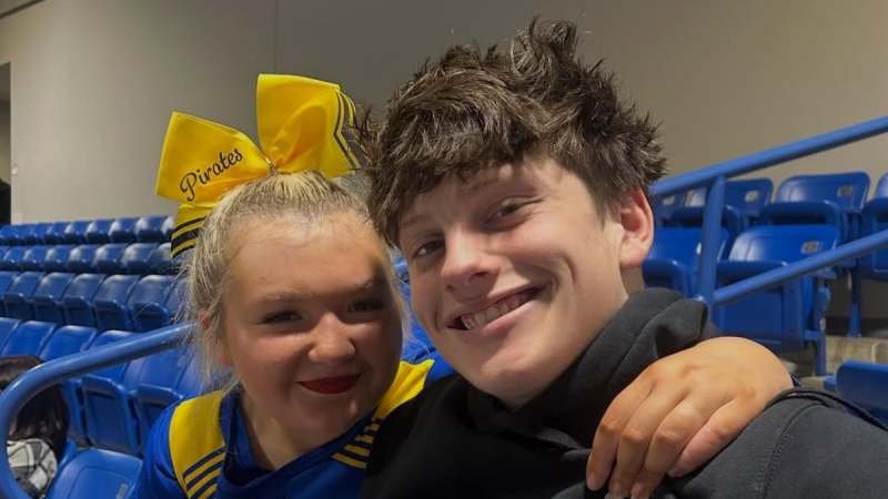 Bella and Hunter looking stressed