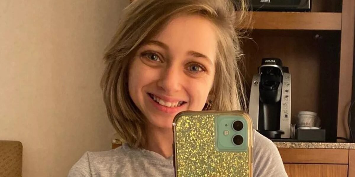 Shauna Rae takes a mirror selfie with a glitter phone case