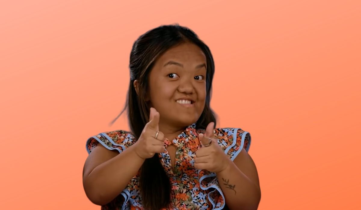 Emma Johnston smiling in a 7 Little Johnstons confessional