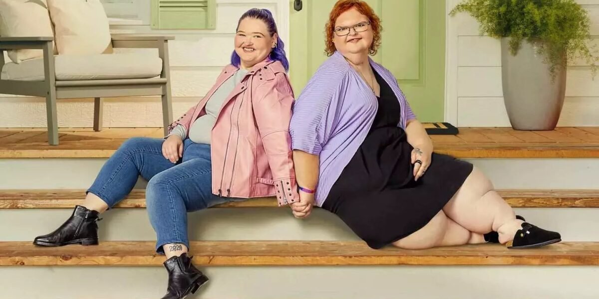 Amy Slaton and Tammy Slaton holding hands
