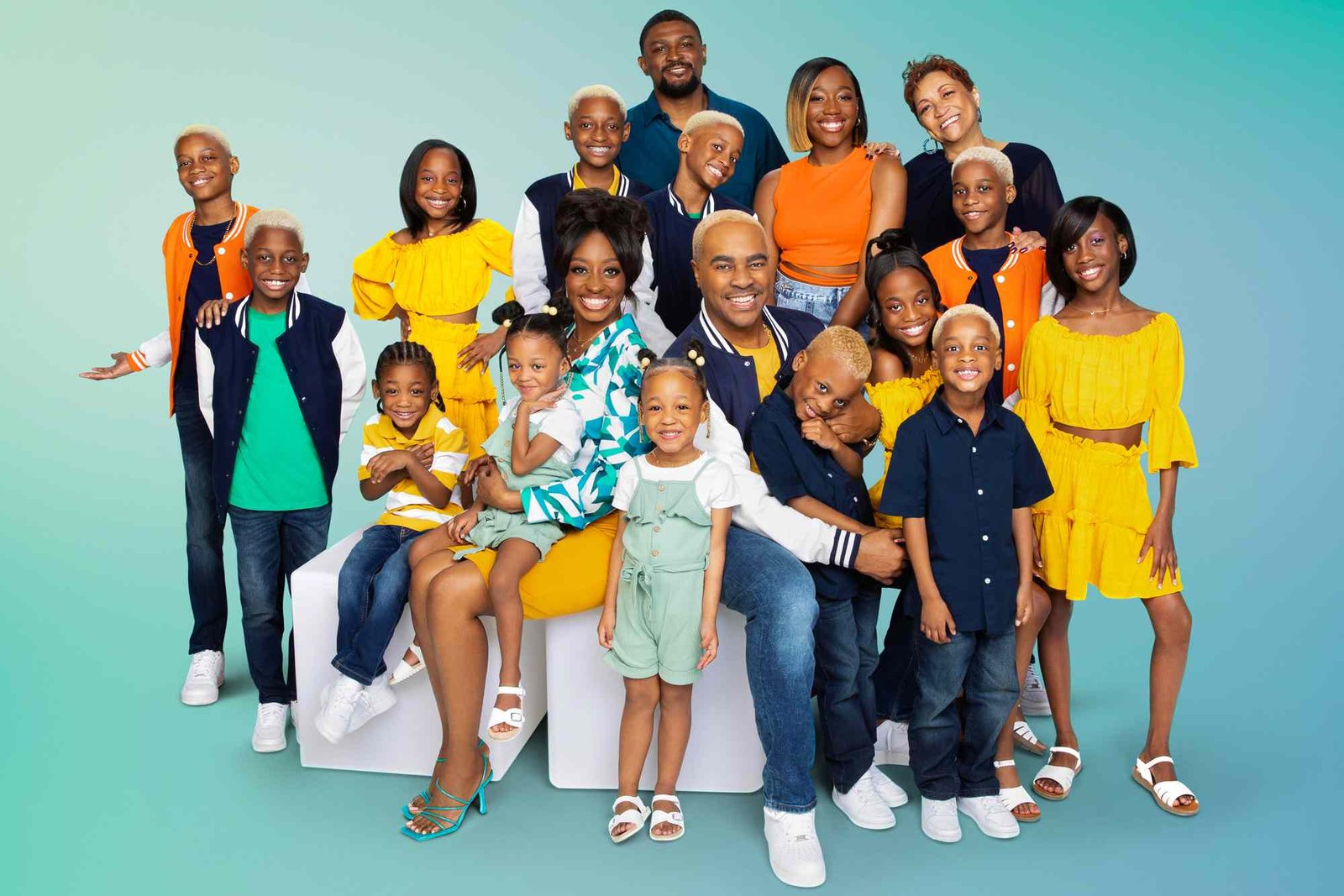 Deon and Karen Derrico posing with their 14 children and GG in a cast photo