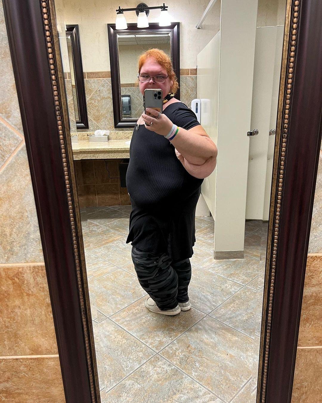 Tammy Slaton taking a mirror selfie