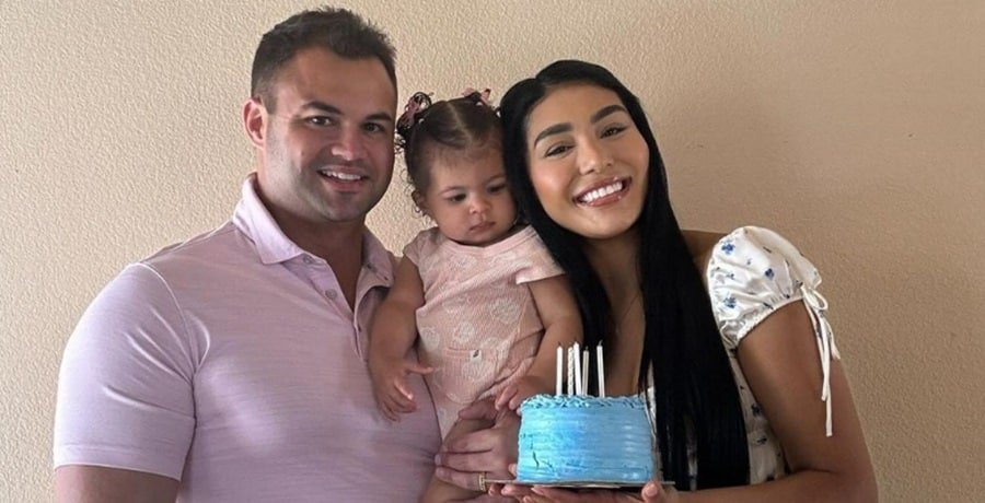 Patrick Mendes and Thais Ramone with their family