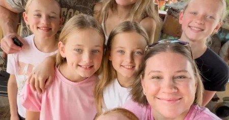 Danielle Busby selfie with the quintuplets