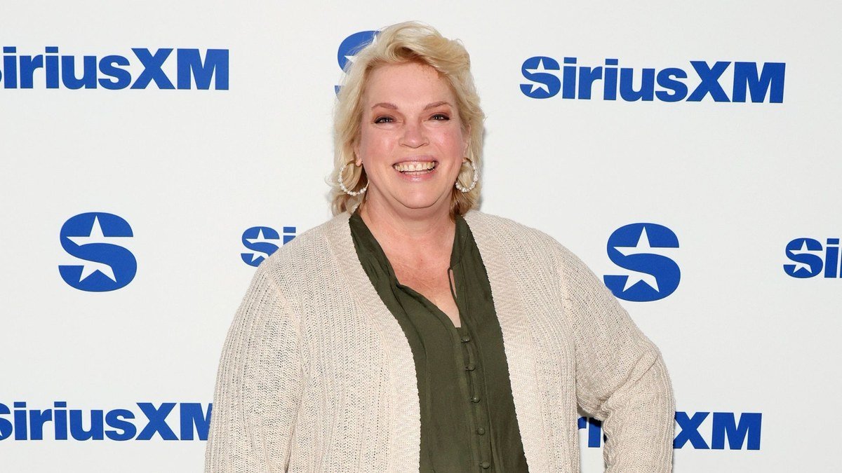 Janelle Brown beaming at a SiriusXM event