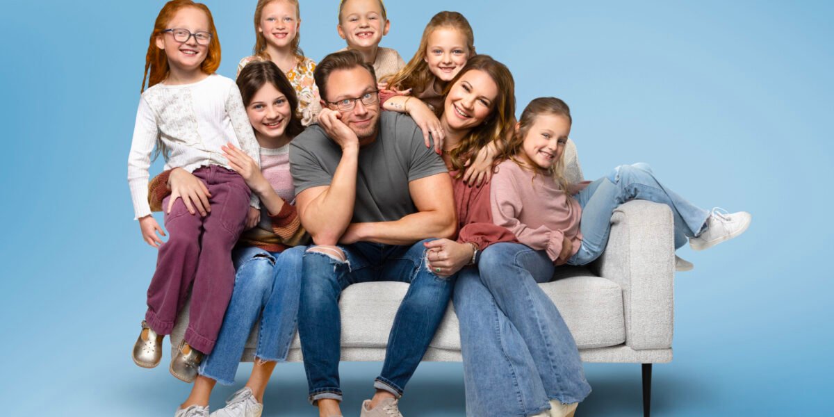 Adam and Danielle Busby with Blayke and the five quints posing together